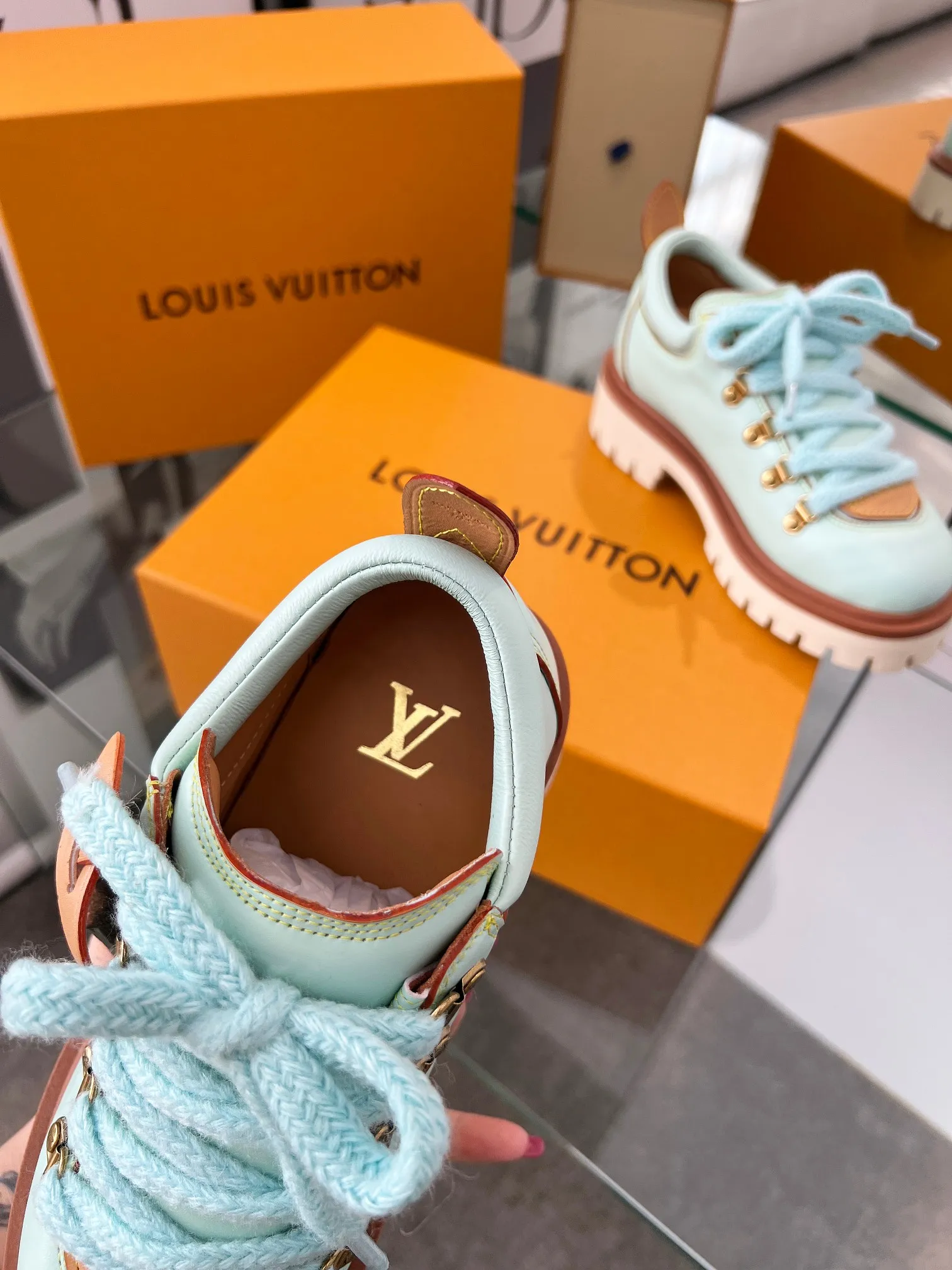 👟👟Ex-factory price 640👟👟 LV's new couple's thick-soled hiking shoes, your original custom-made large-soled shoe brand, giving the foot flexibility and freedom, a good pair of shoes to wear all summer. Fabric: First-layer imported calfskin, cowhide lining Size: 35-46 Welcome to send pictures to place orders